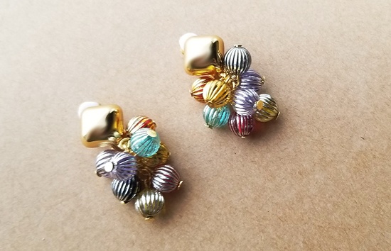 ゴールドカボションとカラフルボールのイヤリング