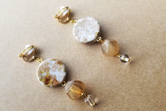 水彩色のイヤリング(ブラウン)