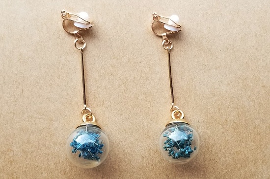 かすみ草ガラスドームのスイングイヤリング（青A）