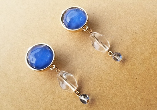 波打つカボションとクリアパーツのイヤリング(A)