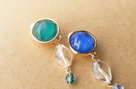 波打つカボションとクリアパーツのイヤリング(B)