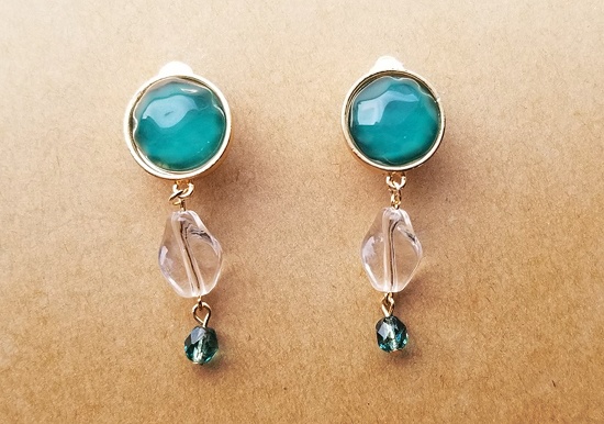 波打つカボションとクリアパーツのイヤリング（B）