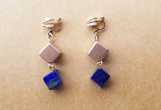 ダイスカット天然石のイヤリング（ラピスラズリ）