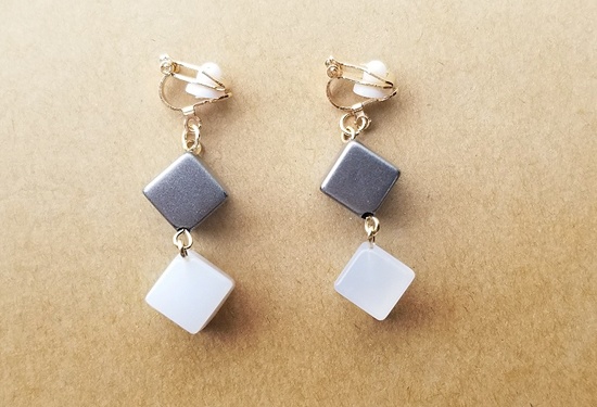 ダイスカット天然石のイヤリング(カルセドニー)