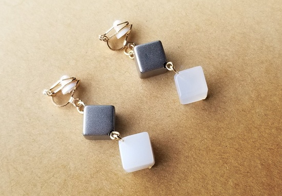 ダイスカット天然石のイヤリング(カルセドニー)