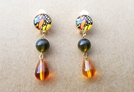 羽模様カボションとヴィンテージビーズのイヤリング（A）