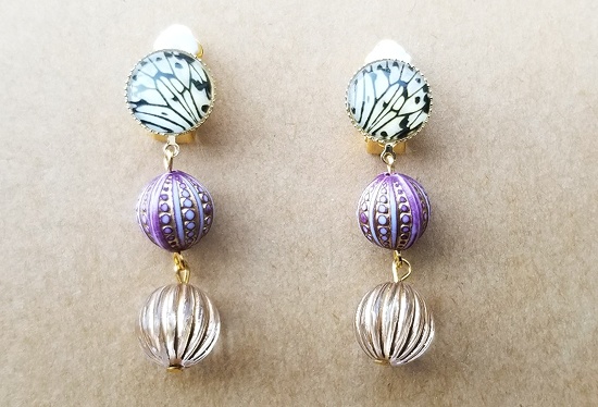 羽模様カボションとヴィンテージビーズのイヤリング（C）