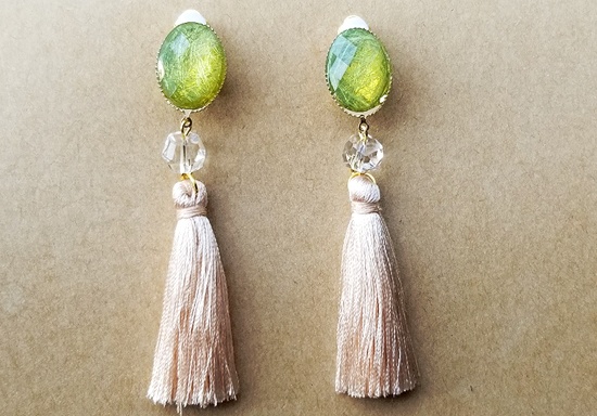 きらめく新緑のカボションとタッセルのイヤリング