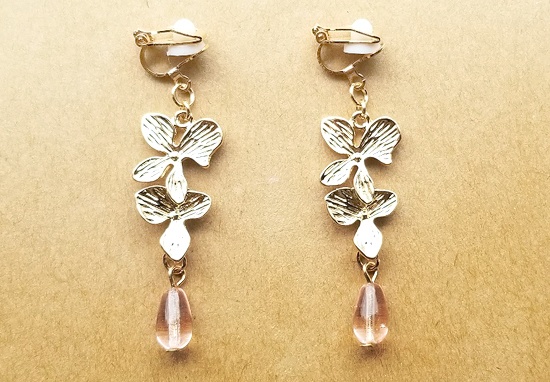 連なる花とドロップガラスのイヤリング（ローズ）