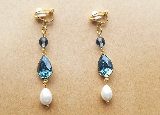 連なるドロップのイヤリング（デニムブルー）