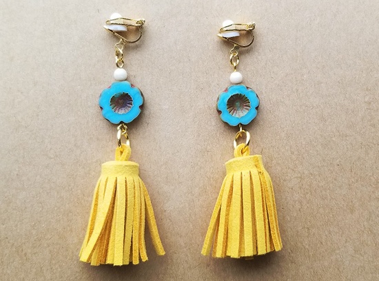 ハワイアンフラワーとタッセルのイヤリング