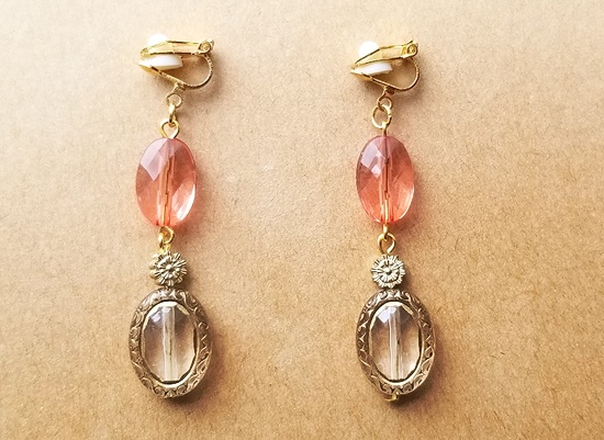 クリアアクリルビジューのアンティーク風イヤリング（ガーネット）