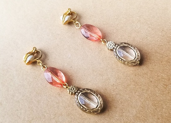 クリアアクリルビジューのアンティーク風イヤリング(ガーネット)