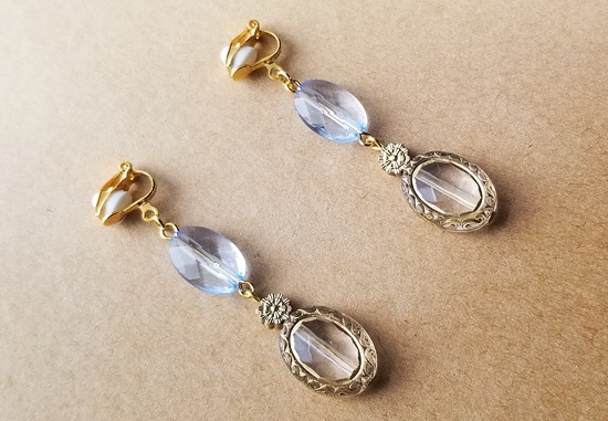 クリアアクリルビジューのアンティーク風イヤリング(スカイブルートパーズ)