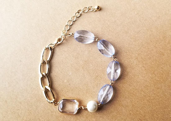 クリアアクリルビジューのブレスレット(スカイブルートパーズ)