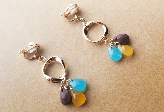 メタルフープとカラフルドロップのイヤリング(C)