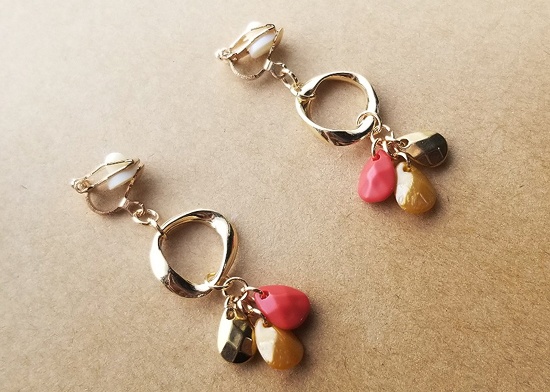 メタルフープとカラフルドロップのイヤリング(D)