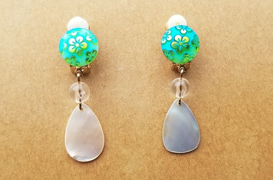 トロピカルフラワーとシェルドロップのイヤリング