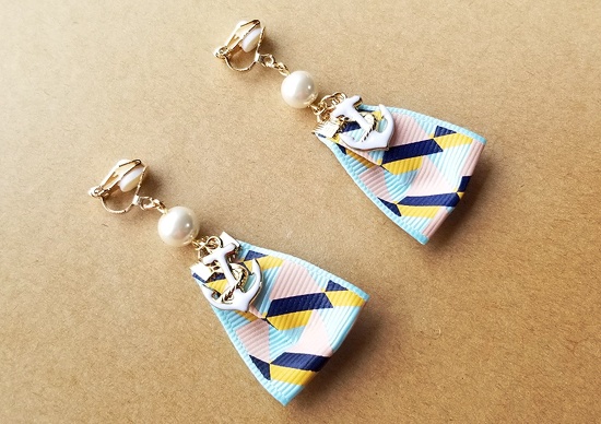 ファブリックリボンタッセルとマリンモチーフのイヤリング(B)