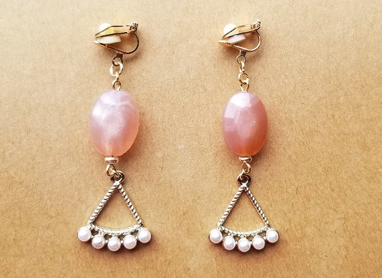 ピンクカラーのクラシカルイヤリング（B）