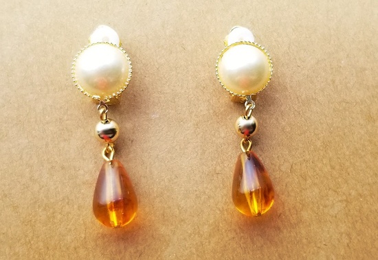 パールカボションと琥珀ドロップのイヤリング