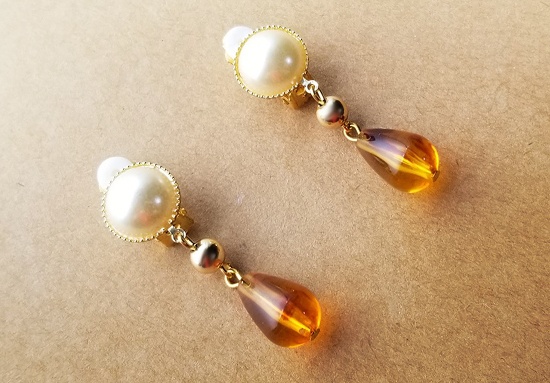 パールカボションと琥珀ドロップのイヤリング