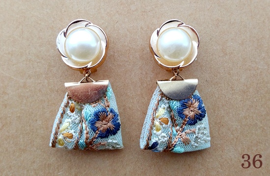 (25/09/09追加)インド刺繍リボンタッセルのイヤリング(バリエーション有)