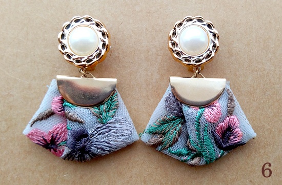 (25/09/09追加)インド刺繍リボンタッセルのイヤリング(バリエーション有)