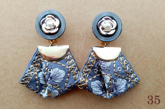 (25/09/09追加)インド刺繍リボンタッセルのイヤリング(バリエーション有)