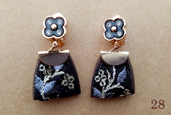 (25/09/09追加)インド刺繍リボンタッセルのイヤリング(バリエーション有)