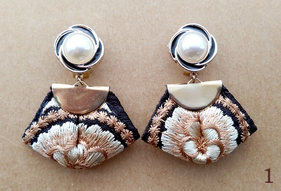 (25/09/09追加)インド刺繍リボンタッセルのイヤリング(バリエーション有)