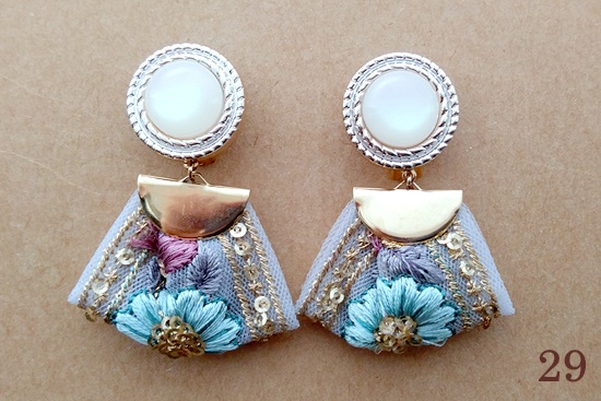 (25/09/09追加)インド刺繍リボンタッセルのイヤリング(バリエーション有)