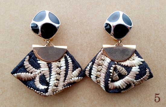 (25/09/09追加)インド刺繍リボンタッセルのイヤリング(バリエーション有)