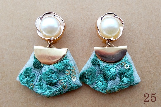 (25/09/09追加)インド刺繍リボンタッセルのイヤリング(バリエーション有)