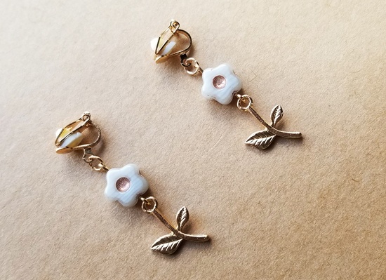 レトロフラワーの一輪イヤリング(バリエーション有)