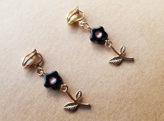 レトロフラワーの一輪イヤリング(バリエーション有)