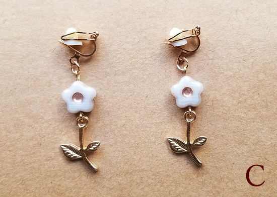 レトロフラワーの一輪イヤリング(バリエーション有)