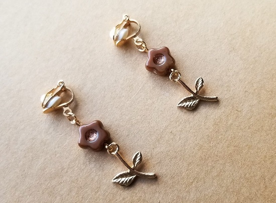 レトロフラワーの一輪イヤリング(バリエーション有)