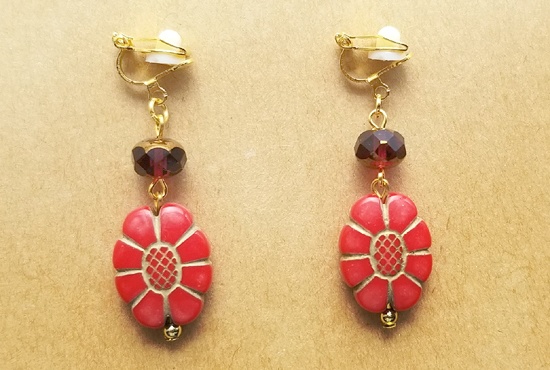 アンティーク風パーツとチェコビーズのイヤリング(レトロフラワー・赤)