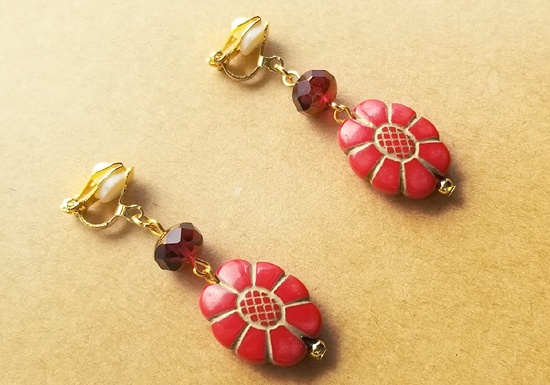 アンティーク風パーツとチェコビーズのイヤリング(レトロフラワー・赤)