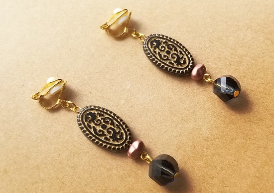 アンティーク風パーツとチェコビーズのイヤリング(オーバルレリーフ・黒)