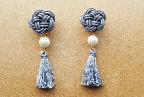 水引カボションのイヤリング（グレー）