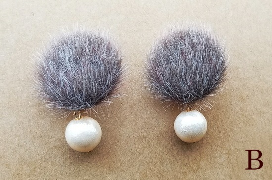 ファーカボションと一粒パールのイヤリング(バリエーション有)