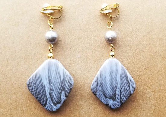 アニマル柄パーツとパールのイヤリング（蛇・グレー）