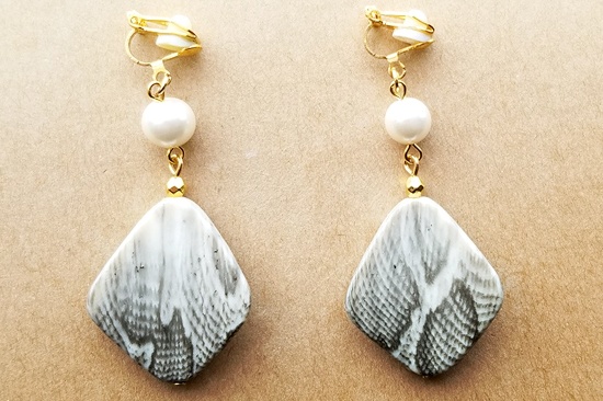 アニマル柄パーツとパールのイヤリング（蛇・ライトカーキ）