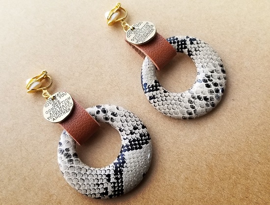 蛇柄パーツとレザーリボンのイヤリング(B)