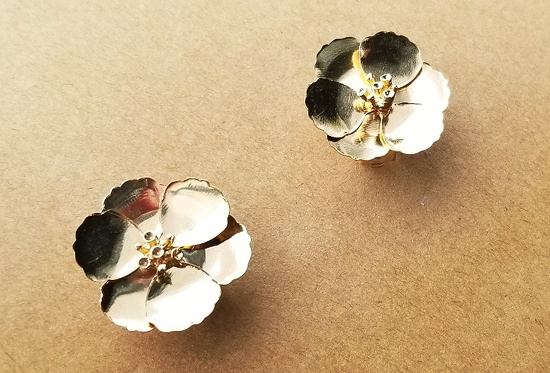 メタルフラワーのシンプルイヤリング