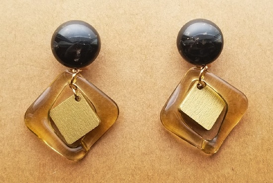 箔入りカボションとスクエアチェーンのイヤリング