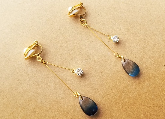 滴るドロップガラスのイヤリング(青)