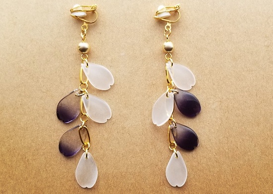 ガラスの花びらイヤリング（藍）